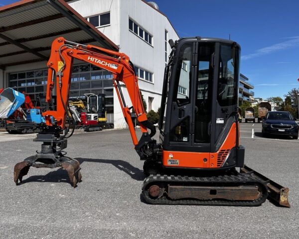 Hitachi Zaxis 22 U avec grappin