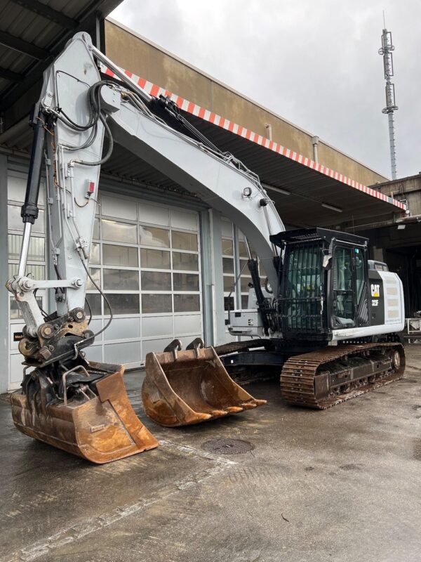 CAT 323F avec pince en parfait état